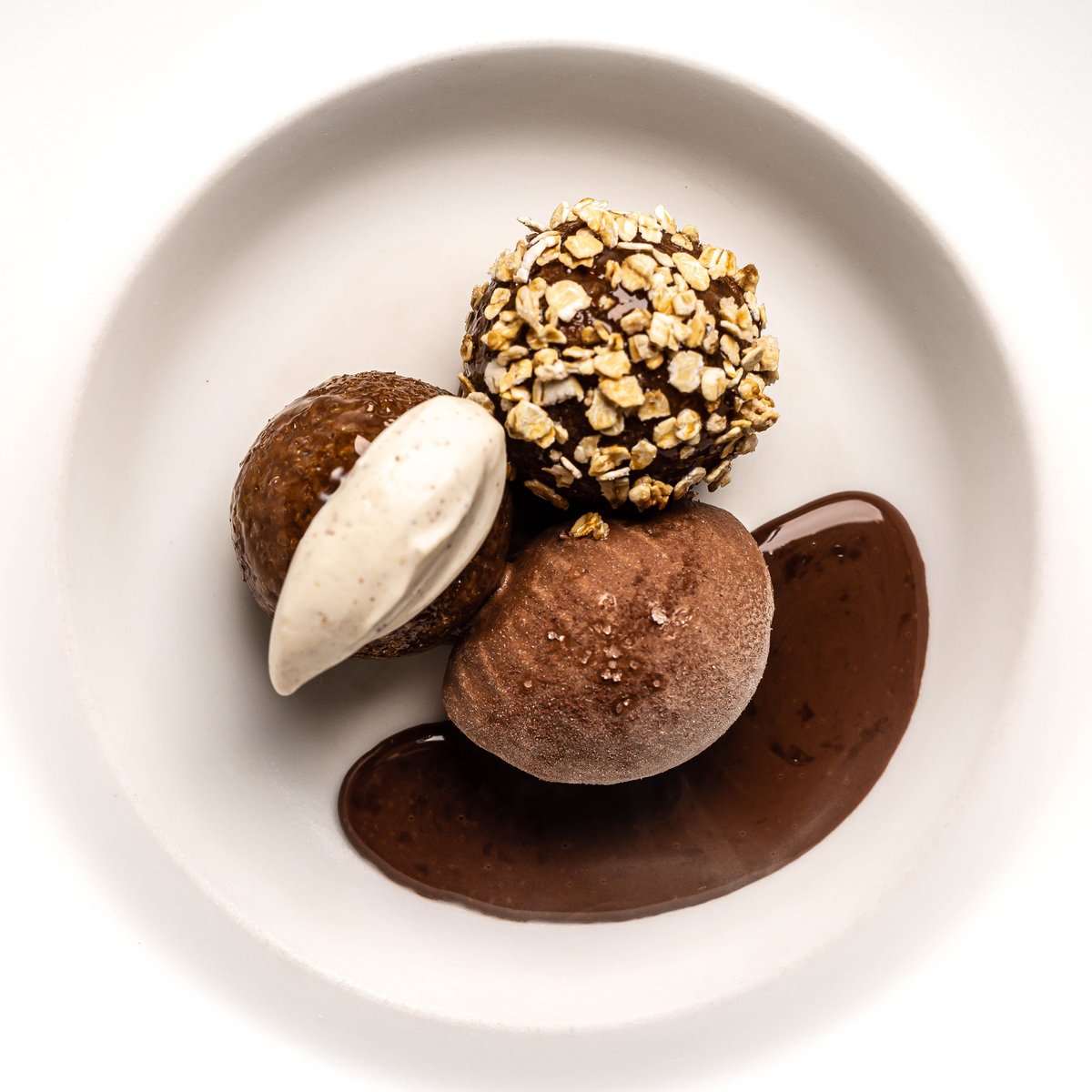 Le dessert au chocolat de Contraste, céréales croustillantes et quenelle glacée