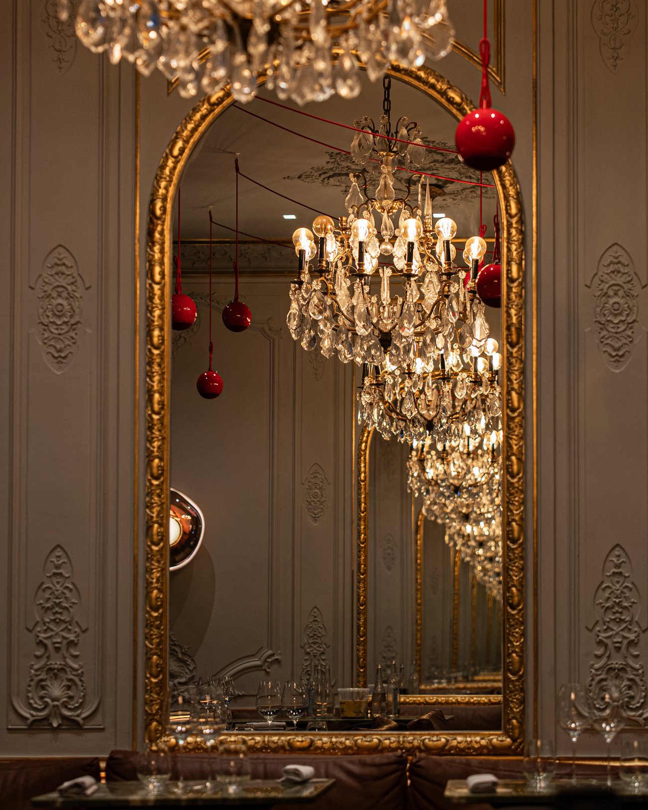 Le lustre de cristal et le grand miroir doré de la salle de Contraste