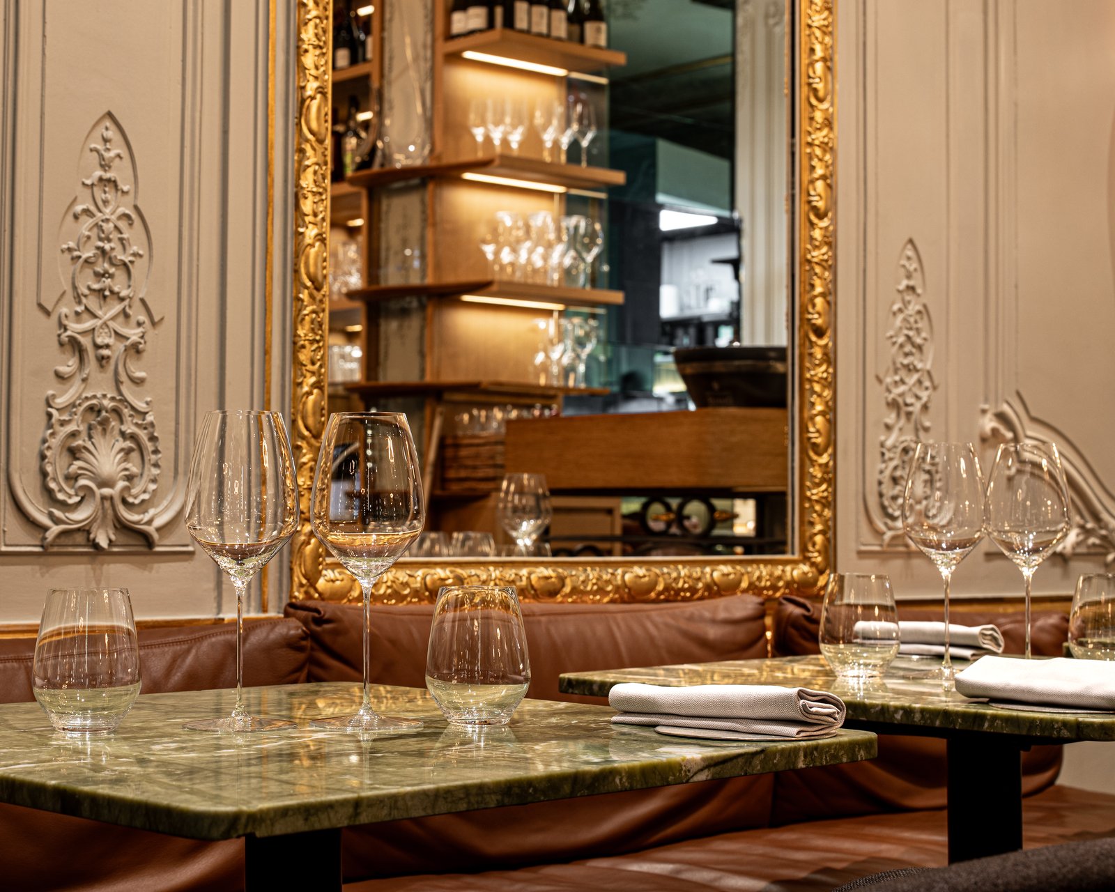 La salle de Contraste, tables de marbre vert, banquettes de cuir et miroir doré, Paris 8ᵉ